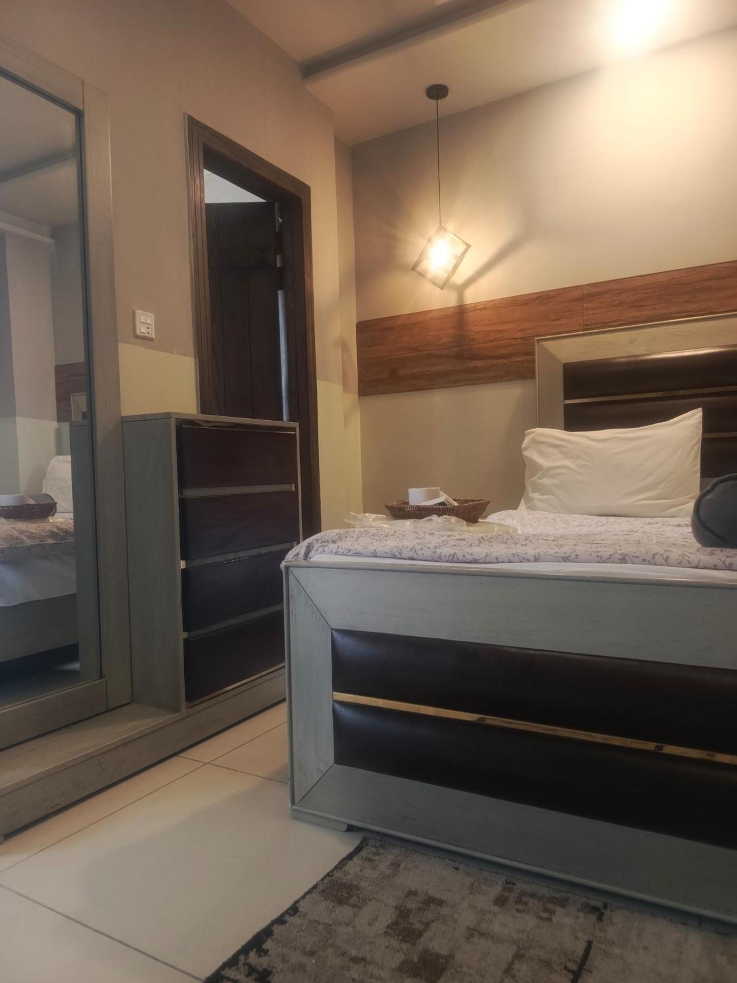 Pine Apartments Civic Center Bahria Town Islamabad Rawalpindi Buitenkant foto